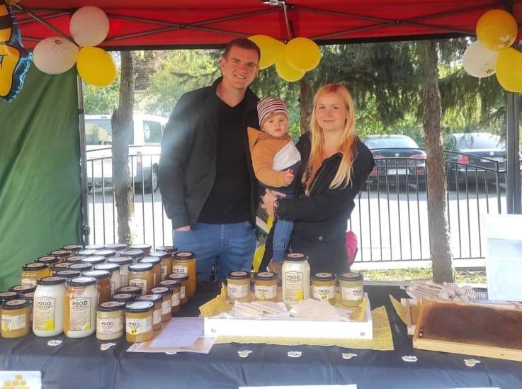 Właściciele pasieki Kruszewska Pszczółka